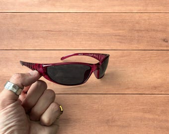 Coole Sonnenbrille zum verrutschen in pink/lila und mit schwarzen Gläsern.