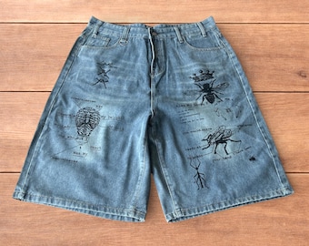 Unglaublich weites Bein Jeansshorts Jort mit Graffiti in hellblau.