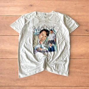 T-shirt blanc fantaisie Peep Show Mark Corrigan avec imprimé graphique sur le devant.