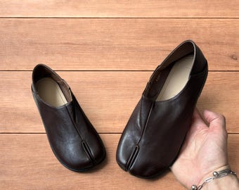 Vintage-Stil Kunstleder Tabi Split Toe Schuhe in Braun.