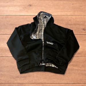 Pull à capuche surdimensionné ample et réversible à carreaux noirs.