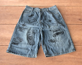 Unglaublich weites Bein Jeansshorts Jort mit Graffiti in hellblau.