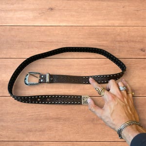 Vintage Stil Cowboy Gothic Kunstleder Gürtel in braun mit silberner Borte.