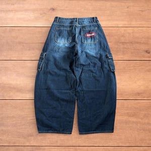 Vintage-Style Baggy Wide Leg Cargo Jeans im Skater-Stil in Mittelblau.