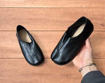 Vintage style faux leather tabi split toe shoes in black.