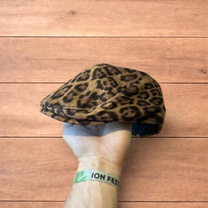 Boina estilo jornaleiro vintage em estampa de leopardo marrom.