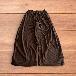 Calça jogger de veludo cotelê marrom, estilo jogger, com pernas largas e modelagem folgada.