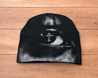 Bonnet cool de style vintage japonais noir avec un design graphique.