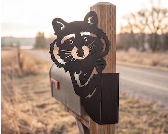 Adorabile cartello in metallo con un procione che fa "peek-a-boo", decorazione murale a tema animali selvatici, arte da appendere all'albero, accento rustico per esterni.