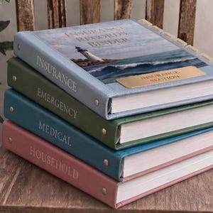 Peut inclure: Une pile de quatre classeurs à anneaux bleu clair, vert, bleu sarcelle et rose. Le classeur supérieur présente une image de phare et le texte INSURANCE RECORDS BINDER. Les tranches sont étiquetées INSURANCE, EMERGENCY, MEDICAL et HOUSEHOLD.