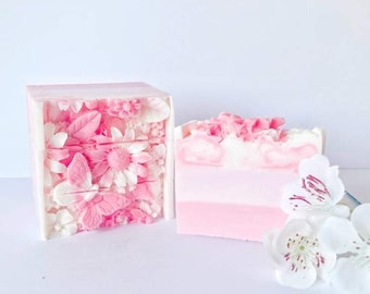 Savon lait de chèvre, handmade goats milk soap scented lychee peony, artisan soaps handmade in France, 100g beauty bar soap, pink floral