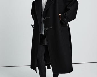 Cappotto lungo asimmetrico in lana con bottoni a pressione / Bottoni in corno di legno / Colletto rialzato e pieghevole / Lunghezza lunga / Vestibilità oversize / MRS Studios