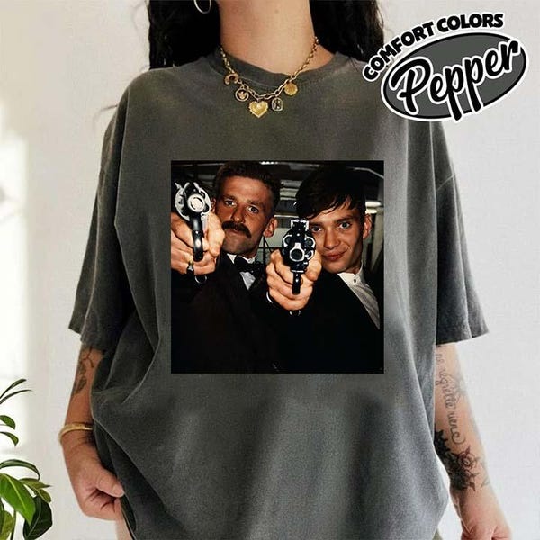 Camiseta vintage Peaky Blinders, com estampa de Arthur e Tommy Shelby, estilo retrô dos anos 1920, inspirada no drama britânico de gângsteres.
