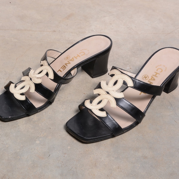 vintage 90s Chanel CC logo sandals black patent leather low heel 1990 mules Made in Italy 35 1/2