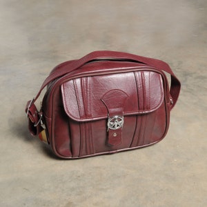 vintage 60s 70s bolsa de viaje 1960 1970 American Tourister Weekender Hangbag equipaje de mano vinilo piel sintética llevar equipaje rojo oscuro