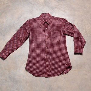 vintage 70s disco shirt allover print black red houndstooth pattern 1970 men menswear nylon fitted dress shirt S small