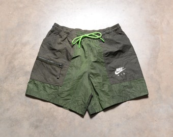 Short Nike vintage des années 90 et 2000 en nylon vert noir de sport de sport 1990 2000 hommes femmes unisexe M/L