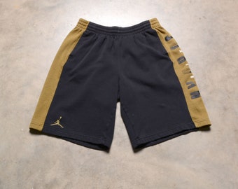 Vintage Air Jordan Shorts buchstabieren Logo Jugend XL Erwachsene S 28-38 Taille schwarz und gold Sweat-Shorts