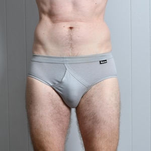 Puede incluir: Calzoncillos grises con cintura horizontal y bragueta vertical. Los calzoncillos tienen una peque&ntilde;a etiqueta negra en la cintura. Los calzoncillos est&aacute;n hechos de un material suave y c&oacute;modo.