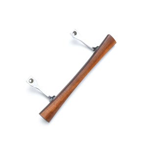 Op de afbeelding: Een houten kastgreep met een gebogen, rechthoekig ontwerp. De greep heeft een warme bruine kleur en is bevestigd aan twee zilverkleurige metalen beugels. De hardware is ontworpen voor eenvoudige installatie en voegt een vleugje elegantie toe.