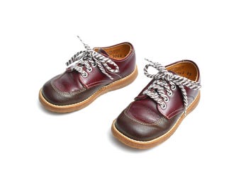 buty dziecięce vintage z lat 60. i 70. nowe, nieużywane, bordowe, skórzane, Thom McAn, rozmiar chłopięcy 5,5, podeszwa gumowa 5 1/2