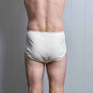 Puede incluir: Un juego de tres tazas de cer&aacute;mica con un acabado moteado y mate. Cada taza presenta un color diferente: azul claro, crema y gris. Las tazas tienen un dise&ntilde;o simple y moderno y un asa c&oacute;moda.