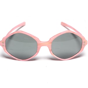 vintage 60s pink faux bois plastic sunglasses gray lens mod Twiggy space age hexagonal 1960 men women unisex USA