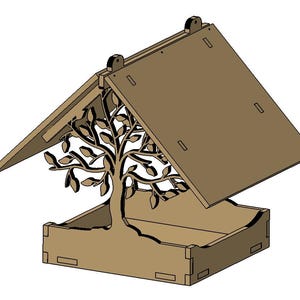 Puede incluir: Un comedero para pájaros de madera marrón con un diseño recortado en forma de árbol. El comedero tiene una base rectangular, una silueta de árbol en el centro y un techo con bisagras. El techo está ligeramente abierto, revelando el diseño del árbol.