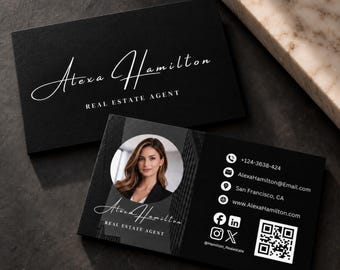 Könnte beinhalten: Zwei schwarze Visitenkarten für eine Immobilienmaklerin namens Alexa Hamilton. Eine Karte zeigt ihren Namen in weißer Schreibschrift und ihren Titel. Die andere enthält ihr kreisförmiges Porträt, Kontaktdaten, Social-Media-Symbole und einen QR-Code.