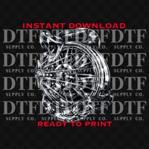 Può includere: Grafica in bianco e nero con una ruota di moto cromata intrecciata con un serpente. Le parole "INSTANT DOWNLOAD" e "READY TO PRINT" sono in rosso. Lo sfondo presenta un motivo ripetuto di "DTF SUPPLY CO."