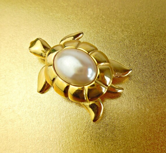 Chanel 2022 Faux Pearl & Strass Heart CC Brooch Pin - Gold-Tone Metal Pin,  Brooches - CHA977218