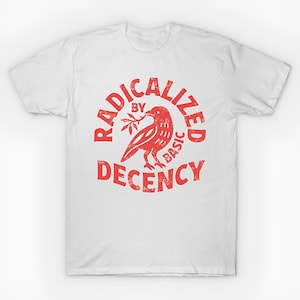 Puede incluir: Camiseta blanca con un gráfico rojo. El gráfico muestra un pájaro sosteniendo una ramita, rodeado por las palabras "RADICALIZED BY BASIC DECENCY". El diseño tiene un aspecto envejecido y vintage. Ropa casual.