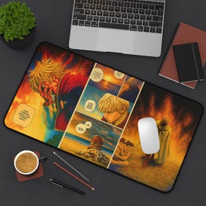 Op de afbeelding: Een rechthoekige muismat met een manga-stijl illustratie en een vurige achtergrond. Het kunstwerk toont een blondharig personage in verschillende panelen, met tekstballonnen met tekst. Een computermuis en -toetsenbord zijn ook zichtbaar.