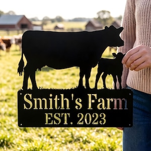 Pode incluir: Conjunto de três canecas de cerâmica com acabamento fosco e salpicado. As canecas são em tons de creme, cinza claro e cinza escuro. Cada caneca tem um design simples e minimalista.