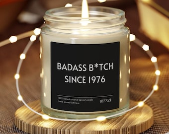 Świeca zapachowa Badass B*tch od 1976 roku, ręcznie robiona, z wosku kokosowo-morelowego | Zabawny prezent na 50. urodziny, Milestone 50. urodziny, świece dla niej