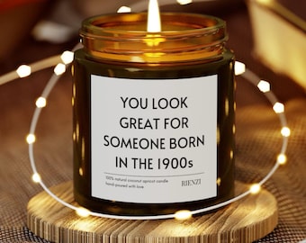 Je ziet er geweldig uit voor iemand geboren in de jaren 1900 Geurkaars | Grappig 40e 50e 60e 70e verjaardagscadeau, beste vriend verjaardagscadeaus Kaarsen