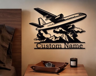 Decorazione da parete per ufficio di pilotaggio, regalo unico per lui, targa personalizzata con nome di un aereo, opera d'arte in metallo personalizzata a tema aeronautico, targa in stile industriale per il volo.