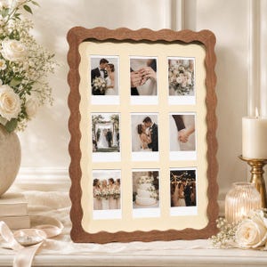Op de afbeelding: Een rechthoekige houten fotolijst met een geschulpte rand en een crèmekleurige passe-partout met negen individuele vakjes. Elk vakje bevat een kleine vierkante foto met verschillende bruiloftsscènes, waaronder een bruidspaar, een taart en bloemen.