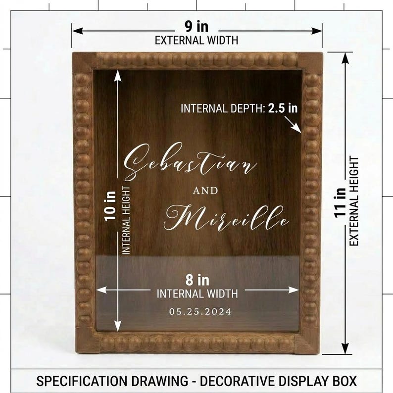 Puede incluir: Una caja de exhibici&oacute;n decorativa de madera con los nombres "Sebastian" y "Mireille" en escritura cursiva. La caja mide 22,86 cm de ancho, 6,35 cm de profundidad y 27,94 cm de alto. La fecha "05.25.2024" tambi&eacute;n se muestra.