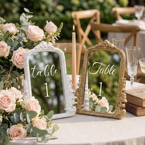 Bröllopsbordsnummer, Retroinspirerade guld- och vita ramar, Elegant bröllopsbordsdekor, Vintage silverspegelskyltar för mottagning