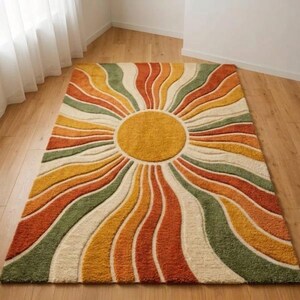 Handgetufteter, abstrakter, mehrfarbiger Teppich mit sonnenstrahlförmigen Linien in Rostrot, Senfgelb, Grün und Creme.