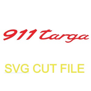 以下が含まれることがあります： スタイリッシュな赤い筆記体フォントで「911 targa」と書かれたデジタルグラフィック。赤いテキストの下には、無地の白い背景に太字の黄色いサンセリフフォントで「SVG CUT FILE」という文字が表示されています。