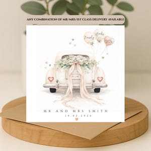 Puede incluir: Un juego de tres tazas de cerámica con un acabado moteado y mate. Las tazas son de color crema, gris claro y gris oscuro. Cada taza tiene un diseño minimalista, ideal para café o té.