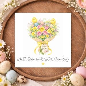 Könnte beinhalten: Eine quadratische Osterkarte mit einem Aquarellstrauß aus rosa und gelben Rosen, gelben Blumen und blauen und rosa Ostereiern. Zwei gelbe Küken sitzen auf dem Strauß. Die Karte lautet "Frohe Ostern" und "Mit Liebe am Ostersonntag."