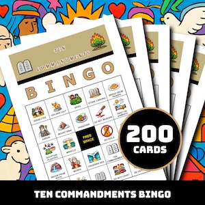 Op de afbeelding: Een stapel Tien Geboden Bingokaarten met kleurrijke illustraties. De kaarten bevatten afbeeldingen en tekst gerelateerd aan bijbelse verhalen. Een zwarte cirkel toont "200 KAARTEN". De tekst "TEN COMMANDMENTS BINGO" staat onderaan.