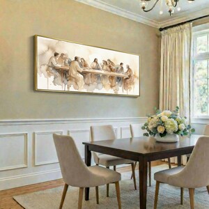K&ouml;nnte beinhalten: Ein gerahmtes Aquarellgem&auml;lde zeigt eine Gruppe von Figuren an einem Tisch. Das Kunstwerk verwendet ged&auml;mpfte Beige-, Braun- und Graut&ouml;ne mit einem goldenen Rahmen. Die Szene spielt in einem Esszimmer mit einem dunklen Holztisch und beigen St&uuml;hlen.
