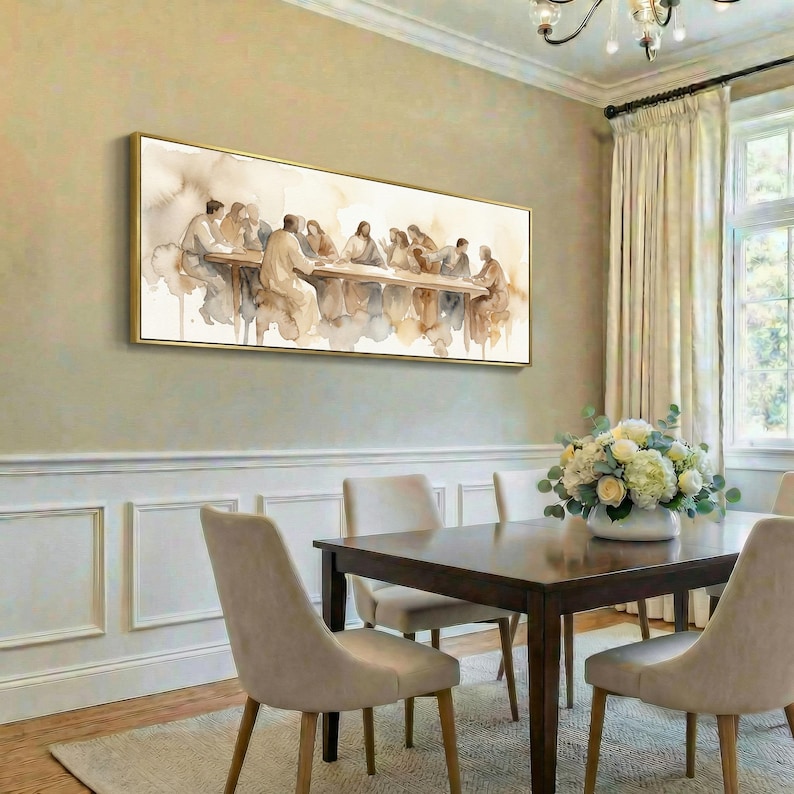 K&ouml;nnte beinhalten: Ein gerahmtes Aquarellgem&auml;lde zeigt eine Gruppe von Figuren an einem Tisch. Das Kunstwerk verwendet ged&auml;mpfte Beige-, Braun- und Graut&ouml;ne mit einem goldenen Rahmen. Die Szene spielt in einem Esszimmer mit einem dunklen Holztisch und beigen St&uuml;hlen.