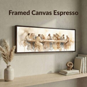 K&ouml;nnte beinhalten: Gerahmtes Canvas Espresso Wandkunst. Das Kunstwerk zeigt ein Aquarellgem&auml;lde einer Gruppe von Personen, die an einem langen Tisch sitzen. Das Gem&auml;lde ist in Braun- und Beiget&ouml;nen gehalten und hat einen dunkelbraunen Rahmen. Der Text "Framed Canvas Espresso" steht oben.