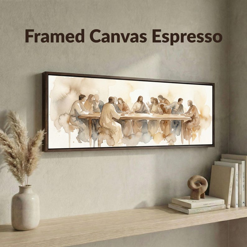 K&ouml;nnte beinhalten: Gerahmtes Canvas Espresso Wandkunst. Das Kunstwerk zeigt ein Aquarellgem&auml;lde einer Gruppe von Personen, die an einem langen Tisch sitzen. Das Gem&auml;lde ist in Braun- und Beiget&ouml;nen gehalten und hat einen dunkelbraunen Rahmen. Der Text "Framed Canvas Espresso" steht oben.