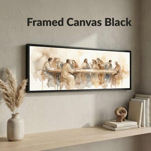 K&ouml;nnte beinhalten: Gerahmter Leinwanddruck mit schwarzem Rahmen. Das Kunstwerk zeigt eine Aquarellmalerei einer Gruppe von Personen, die an einem langen Tisch sitzen. Der Text "Framed Canvas Black" befindet sich &uuml;ber dem Rahmen.